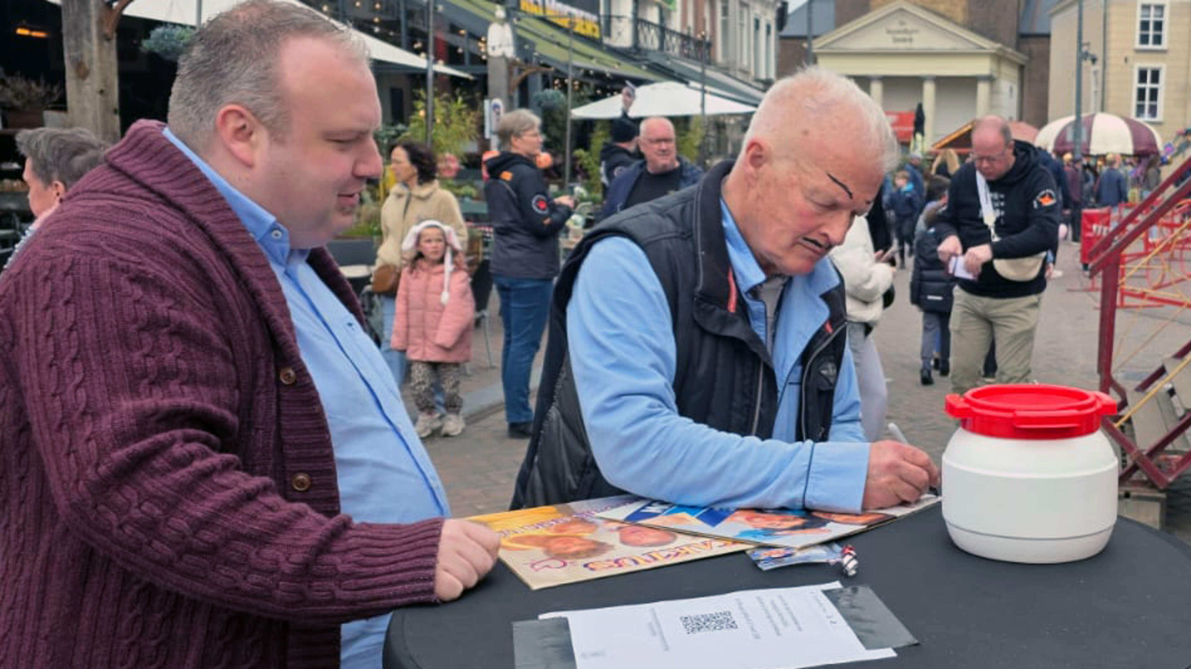 Peter Jan Rens (75) treedt nog altijd op in zijn blauwe pyjama: ’Het interesseert me niet hoe mensen over mij denken’